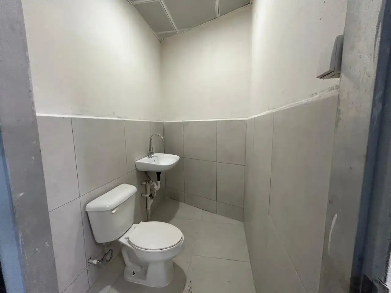 Commercial Space For Rent In Cole Bay Sint Maarten 4 3 11zon 3 11zon