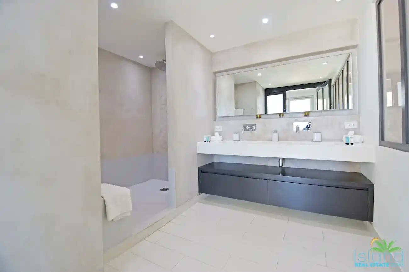 For Sale 5 Bedroom 4 Bath Ocean Front Condo Sint Maarten Cupecoy 32 32 11zon 32 11zon