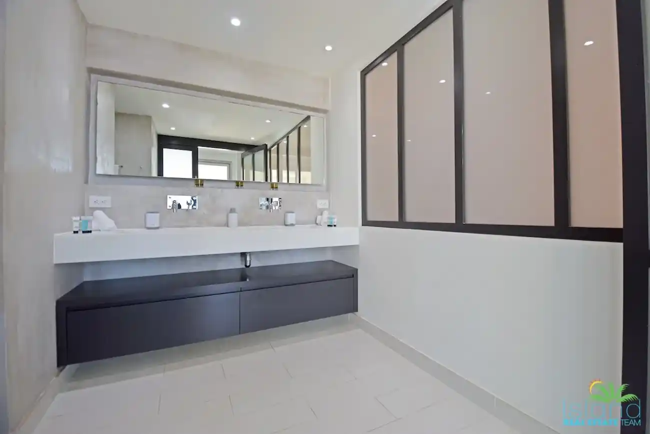 For Sale 5 Bedroom 4 Bath Ocean Front Condo Sint Maarten Cupecoy 33 33 11zon 33 11zon