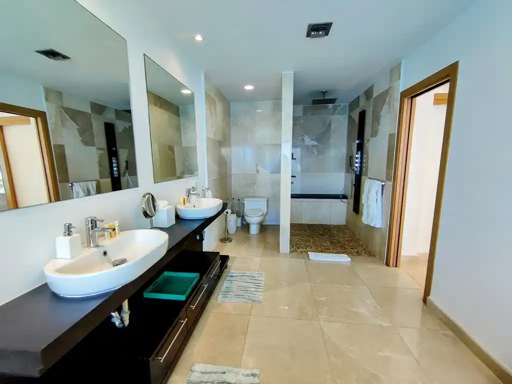 For Sale 5 Bedrooms 5 .5 Bath Ocean Front Penthouse St. Maarten Cupecoy 32 18 11zon 40 11zon