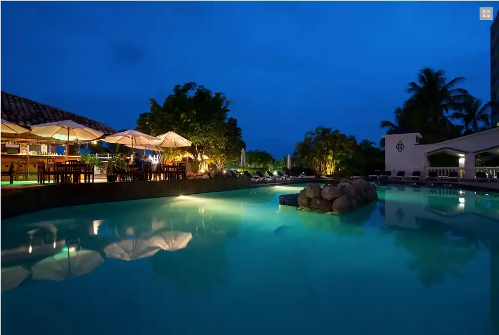 Pool With Restaurant 6 11zon 7 11zon