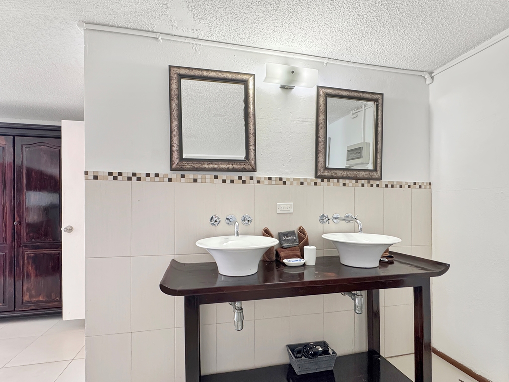 47 Red Bungalow Sinks
