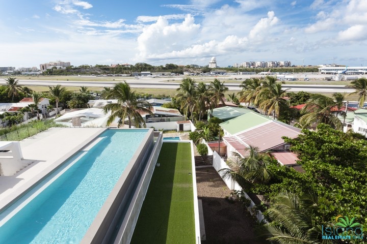 acqua common area rooftop pool with ocean views